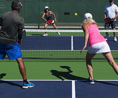 Avere una palla con pickleball: i fan di tutte le età dicono che lo sport con la racchetta fa bene al corpo e alla mente
